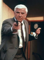 Teniente Frank Drebin (Leslie Nielsen) en La pistola sin funda: ¡de los archivos del departamento de policía!.