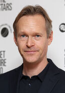 Voz recurrente de Steven Mackintosh.