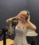 Raiza Revelles grabando a Tiffany Chismera.