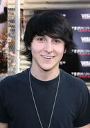 Voz recurrente de Mitchel Musso.