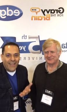 Mario Filio y , voces en español e inglés de  respectivamente, juntos en VO Atlanta