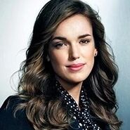 Agente Jemma Simmons de Marvel's Agents of S.H.I.E.L.D (Versión SONY; 2da voz.)