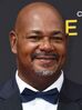 Es la voz habitual de Kevin Michael Richardson.