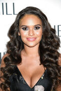 Voz recurrente de Madison Pettis.