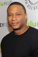 Voz recurrente de David Ramsey.