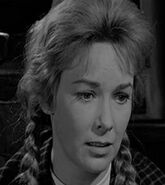 Hallie Stoddard (Vera Miles) en Un tiro en la noche.