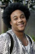 Voz recurrente de Orlando Brown.