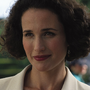 Carrie (Andie MacDowell) en Cuatro bodas y un funeral (ambas versiones).