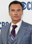 Fue la voz recurrente de Julian McMahon.