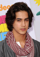 Voz recurrente al actor Avan Jogia.