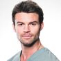 Joel Goran en Saving Hope (redoblaje mexicano).