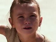 Rey (niña) en Star Wars Episodio VII: El despertar de la fuerza.