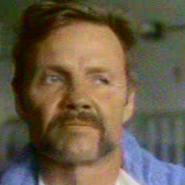 Óscar "Manny" Mahneim (Jon Voight) en El tren de la muerte: La huida.