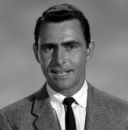 El Narrador (Rod Serling) en la cuarta temporada de La dimensión desconocida (1959).