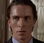 Patrick Bateman (Christian Bale) en Psicópata americano (Doblaje Venezolano).