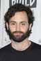 Es la voz habitual de Penn Badgley.