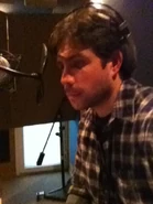 AjZ1V81CIAAFFro.jpg (47 kB) Otra imagen de Sergio Bonilla durante el doblaje del videojuego.