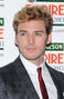 Voz recurrente de Sam Claflin.