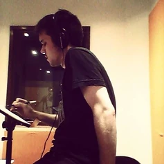 Nahuel Ivorra frente al atril grabando