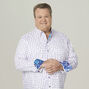 Cameron Scott "Cam" Tucker (Eric Stonestreet) en Familia moderna (temps. 10-11).