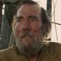 Spyros (Pete Postlethwaite) en Furia de titanes (2010).