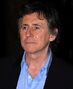 También es la voz regular de Gabriel Byrne.