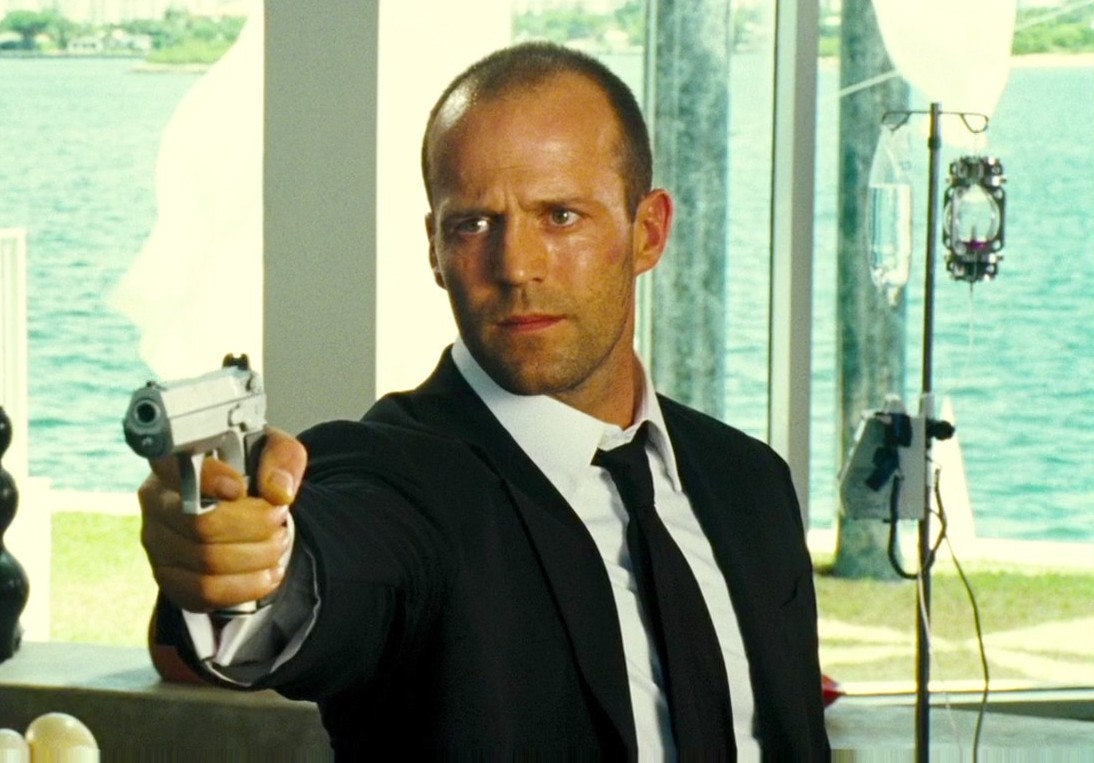 https://static.wikia.nocookie.net/doblaje/images/f/ff/5799849-jason-statham-the-transporter-2-black-suit-tie-style-movie-e1436761808261.jpg/revision/latest?cb=20180116020333&path-prefix=es