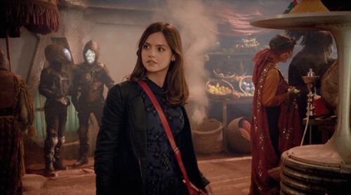 Clara dans un marché sur un astéroïde d'Akhaten (DW: The Rings of Akhaten)