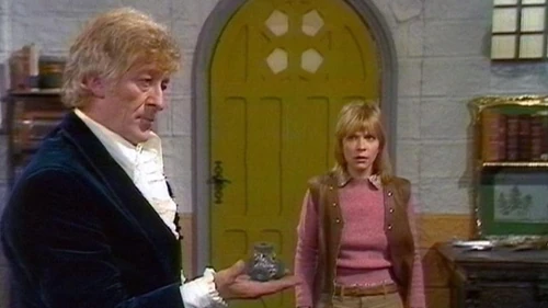 Le Docteur tenant le circuit de dématérialisation du TARDIS du Maître (DW: Terror of the Autons).