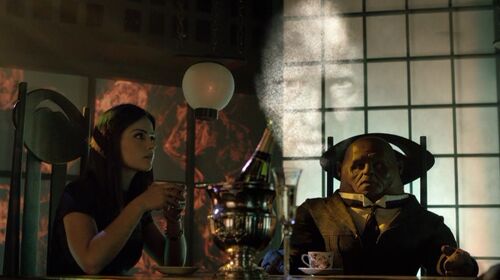 Clara et Strax observent en rêve le message de Clarence DeMarco (DW: The Name of the Doctor)