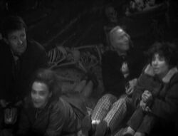 Le Premier Docteur, Ian Chesterton, Barbara Wright et Susan Foreman dans la Grotte aux Crânes (: )