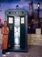 Le Quinzième Docteur devant son TARDIS (Travel Through Time and Space)