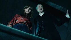 Le Docteur et Clara à l'intérieur de  (: )