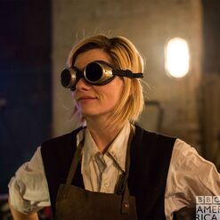 Doctoronwork13.jpg (181 КБ) В очках во время создания новой звуковой отвёртки