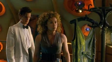 Ривер требует ответа, кого ещё Доктор пытался одеть в это платье.