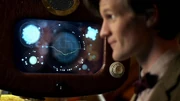 Antes de despegar, el Doctor se da cuenta de que hay una grieta como la de Amy en su monitor.