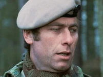 Сержант Бентон Актёр: Джон Левин