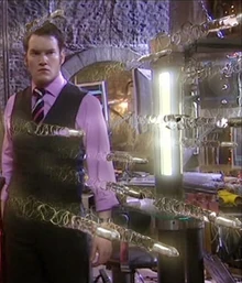 Йанто удивлённо смотрит на замок времени.