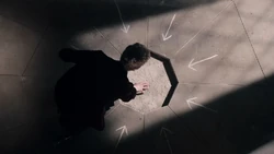 El Doctor viendo las flechas y el suelo que falta.