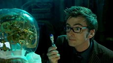 Доктор изучает заводного дроида