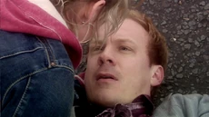 Роза держит отца, пока он умирает