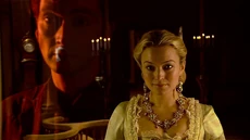 Доктор видит Ренетт сквозь зеркало