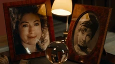 Фотографии на рабочем столе Доктора в университете