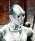 Kamelion.jpg (89 КБ) Камелион (англ. Kamelion) Сведения: Андроид, способный принять вид любого гуманоида во вселенной. Кратко был спутником Пятого Доктора в сериях «Королевские демоны» (1983) и «Планета огня» (1984).