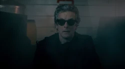 El Doctor emerge de la cámara