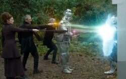 Bill trabaja junto a los Señores del Tiempo para destruir a un Cyberman