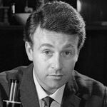 Йен Честертон Актёр: Уильям Расселл, Джейми Гловер Сведения: Учитель естествознания в Лондоне 1960-х. Вместе с Барбарой был похищен Первым Доктором, когда они узнали о ТАРДИС, проследив за Сьюзан. Вернулись в родное время на машине времени далеков. Одиннадцатый Доктор посетил их свадьбу. Также встречал Пятого Доктора. Уильям Расселл играл Йена в 1963-1965 годах, в аудиопьесах в 2009-2020 годах. Джеймс Гловер озвучивает Йена в аудио с 2017 года.