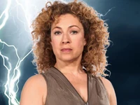 Ривер Сонг Актриса: Алекс Кингстон. Сведения: Таинственная археолог из будущего Доктора. Стала женой Одиннадцатого Доктора, встречалась также с Двенадцатым Доктором. Родственница Эми и Рори.