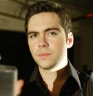 Адам Митчелл Актёр: Бруно Лэнгли. Сведения: Гениальный парень из Земли будущего, был принят на борт ТАРДИС по просьбе Розы. Позже, за то, что тот пытался урвать для себя выгоду в путешествиях во времени, Девятый Доктор вернул его на Землю, в его родное время. Адам пытался отомстить Доктору за это, но понял свою ошибку, раскаялся и помог Доктору спастись, пожертвовав собой.