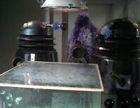 Daleks admirando sus armas biológicas.jpg